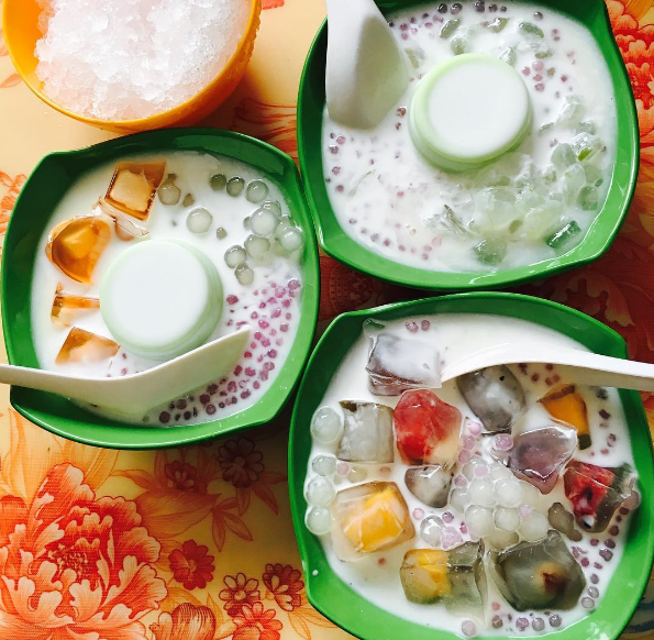Trong hình là che bơ thạch phô mai, chè bơ lô hội và chè bơ trái cây pha lê (Ảnh: rr.tm___)