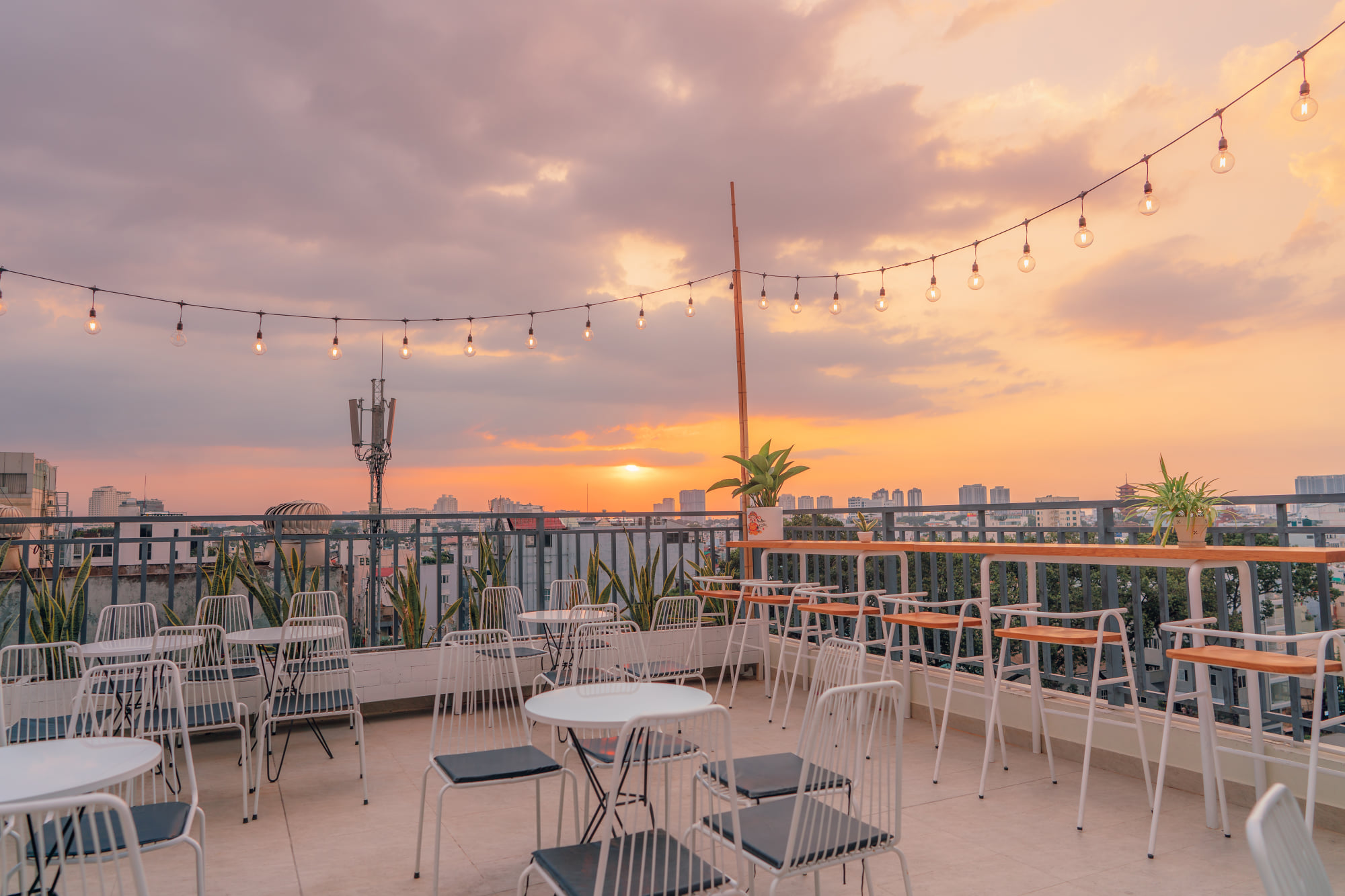 “Chill” cùng 13 quán rooftop Sài Gòn khiến giới trẻ mê tít