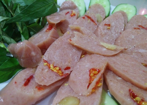 Đặc sản nem chua Huế thơm ngon cay nồng hấp dẫn