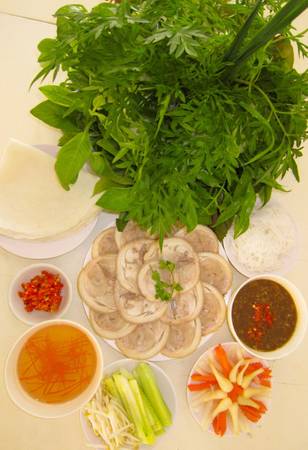 Món bắp heo cuốn thơm ngon ăn kèm với nhiều loại rau phong phú.