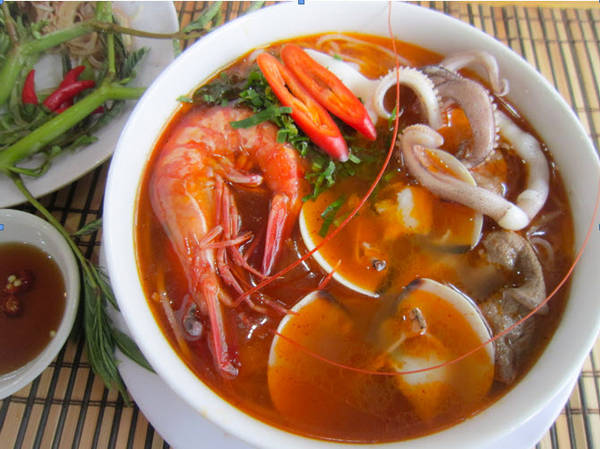 Bún hải sản chua cay.