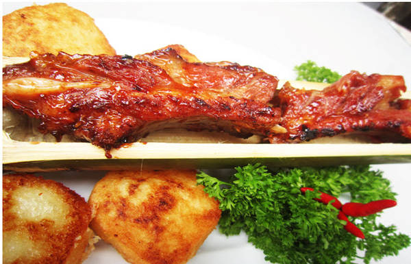 Sườn nướng ống tre.