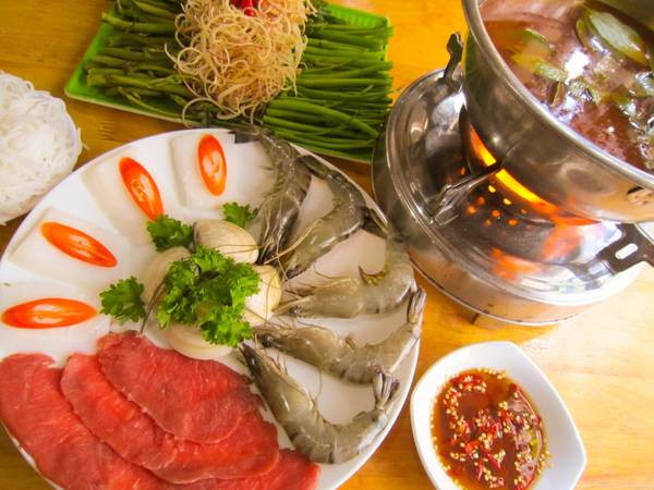 Món lẩu Thái với các nguyên liệu tươi sống.