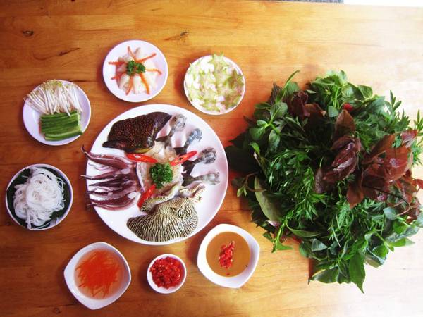 Món hải sản cuốn với cách trình bày bắt mắt.