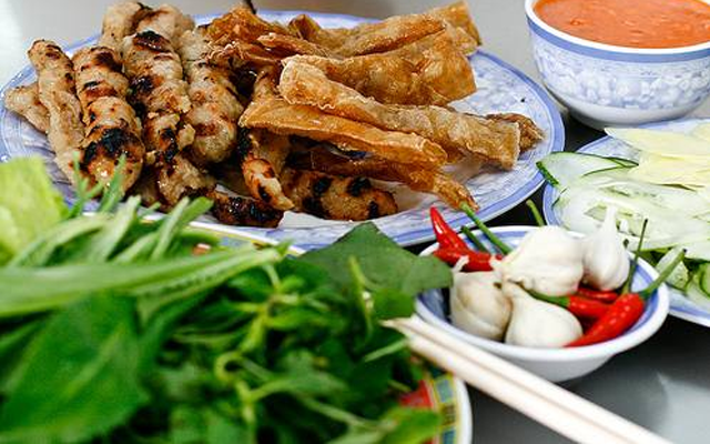 Đặc sản nem nướng hấp dẫn không thể bỏ lỡ khi du lịch Nha Trang