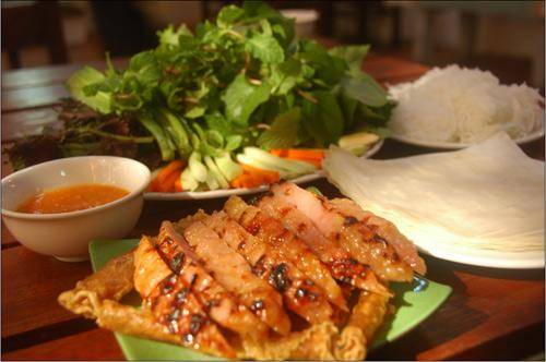 Nem nướng Ninh Hòa cuộn rau rừng hấp dẫn