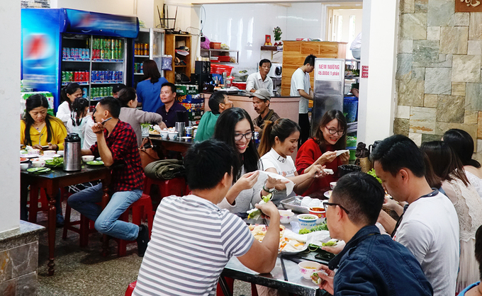 Nem nướng Đà Lạt tại quán bà Hùng với không gian rộng rãi và sạch sẽ