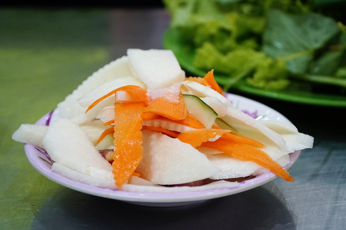 Đồ ngâm chua tươi giòn cân bằng vị nem nướng Đà Lạt