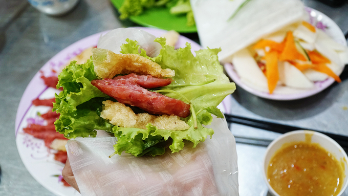 Vị béo của thịt, ngọt của nước chấm, giòn của bánh tráng kèm với nước chấm sền sệt sẽ khiến bạn khó quên món ăn này.