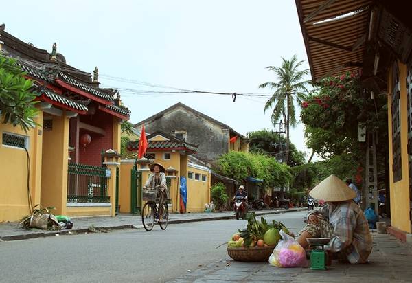 Sáng sớm tại phố cổ Hội An với những ngôi nhà tường vàng