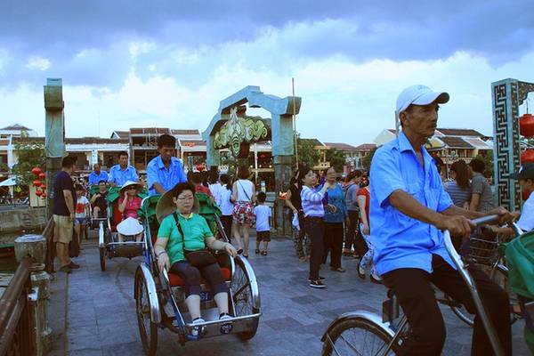 Các chú lái xích lô vui tính tại địa phương cũng sẽ khiến cho chuyến tham quan một vòng phố cổ của du khách thêm phần thú vị.