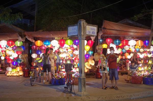 Đèn lồng là sản phẩm thủ công mỹ nghệ truyền thống của người dân phố Hội. Từ xưa, chiếc đèn lồng được sử dụng nhiều trong các ngôi nhà ở phố cổ. Ngày nay, du khách đến thăm Hội An thường tìm mua những chiếc đèn lồng nhỏ xinh về làm quà cho bạn bè, người thân, hoặc trang trí cho ngôi nhà mình thêm phần nổi bật. Ảnh: Hương Chi