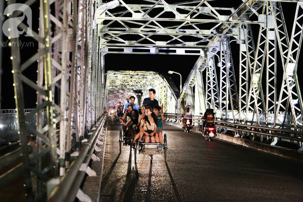 Dòng sông Hương mềm mại như thiếu nữ, cầu Trường Tiền vững chãi với thời gian.