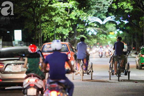 Những bóng xích lô lẫn vào những con đường rực rỡ sắc màu, phía sau họ là cả một dải lo toan.