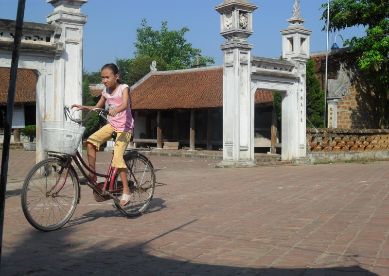 Ở ngôi làng cổ này, có thể dễ dàng thấy được những dấu tích của đá ong. Ảnh: Đinh Luyện