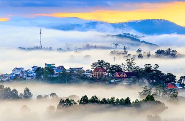 Đà Lạt hấp dẫn du khách với sự lãng mạn của muôn hoa đua sắc, khí hậu dễ chịu