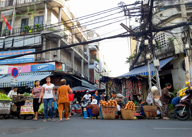 Những ổ bánh mì vàng giòn là bữa sáng quen thuộc của người Sài Gòn