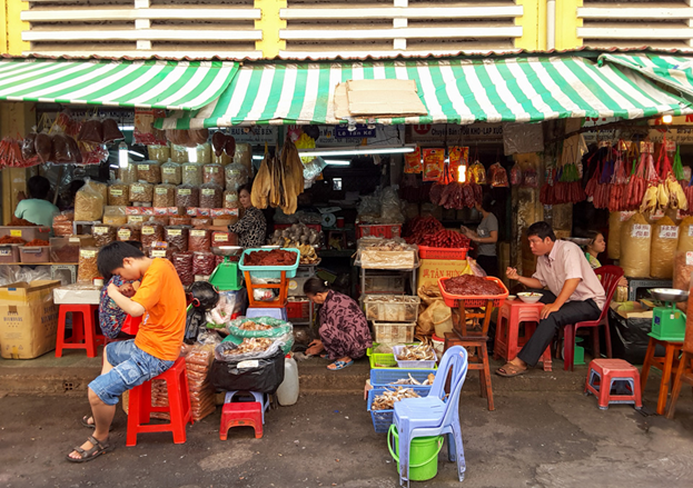 Nhiều tiệm tạp hóa bày biện hàng hóa vào buổi sáng Sài Gòn