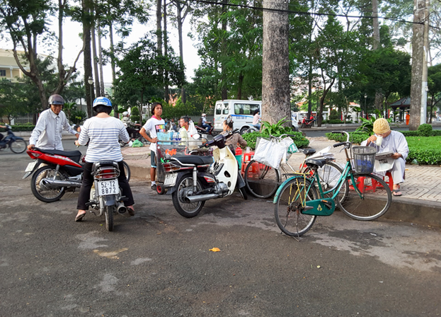 Quán cà phê vỉa hè đông khách vào buổi sáng Sài Gòn