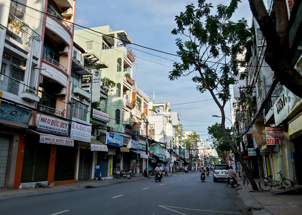 Chẳng mấy chốc, thành phố sẽ thức dậy với tếng xe máy chạy lướt trên mặt đường, tiếng người cười nói chào nhau, tiếng rao lanh lảnh của người bán hàng rong. Nắng chưa rọi xuống phố, có người đã lướt trên chiếc xe máy với âm thanh giòn giã.