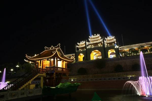 Toàn cảnh chùa Ba Vàng về đêm
