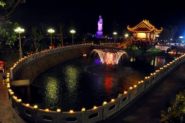 Đại Hùng Bảo Điện chùa Ba Vàng về đêm