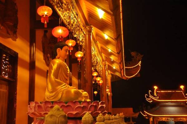 Không gian nội thất chùa Ba Vàng