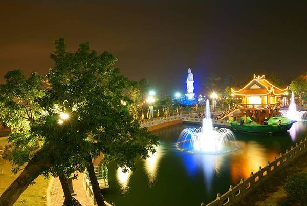 Cổng tam quan chùa Ba Vàng về đêm