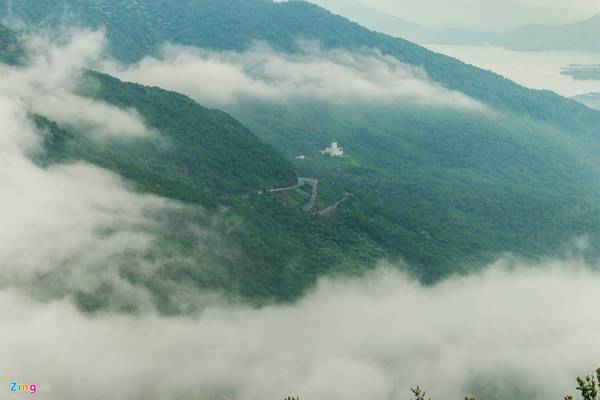 Hải Vân Quan nằm ở phía bắc TP Đà Nẵng, đi theo quốc lộ 1 chừng 25 km. Cung đường đèo hiểm trở từng nổi tiếng trong giới đi phượt này từ khi có hầm Hải Vân trở nên vắng và dễ đi hơn