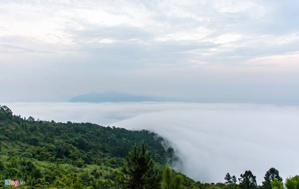Từ trên cao nhìn xuống, TP Đà Nẵng nhỏ lại, được bao quanh là biển cả mênh mông
