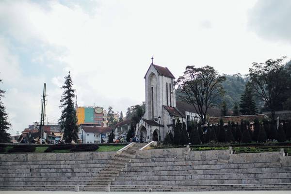Chúng tôi đáp xuống sân bay Nội Bài sau 2 giờ bay từ Sài Gòn. Sau đó, ôtô đưa đoàn đi theo cao tốc Nội Bài - Lào Cai để đến Sa Pa (Lào Cai). Đoạn đường này khoảng 350 km.