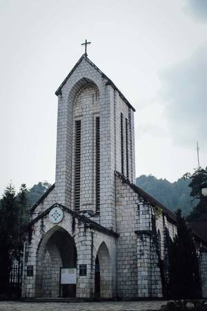 Ngày đầu tiên, chúng tôi tham quan thị trấn với các địa danh như nhà thờ cổ, quảng trường, bản Tả Van, Tả Phìn, bản Cát Cát, thác Bạc, thác Tình Yêu, thưởng thức các đặc sản, đặc biệt là thắng cố (lẩu ruột ngựa) . Ngày đầu tiên nhóm chỉ ăn chơi, chuẩn bị tinh thần để ngày thứ 2 bắt đầu hành trình leo Fansipan, chinh phục nóc nhà Việt Nam, nóc nhà Đông Dương - độ cao 3.143m. Khi đó chưa có cáp treo.