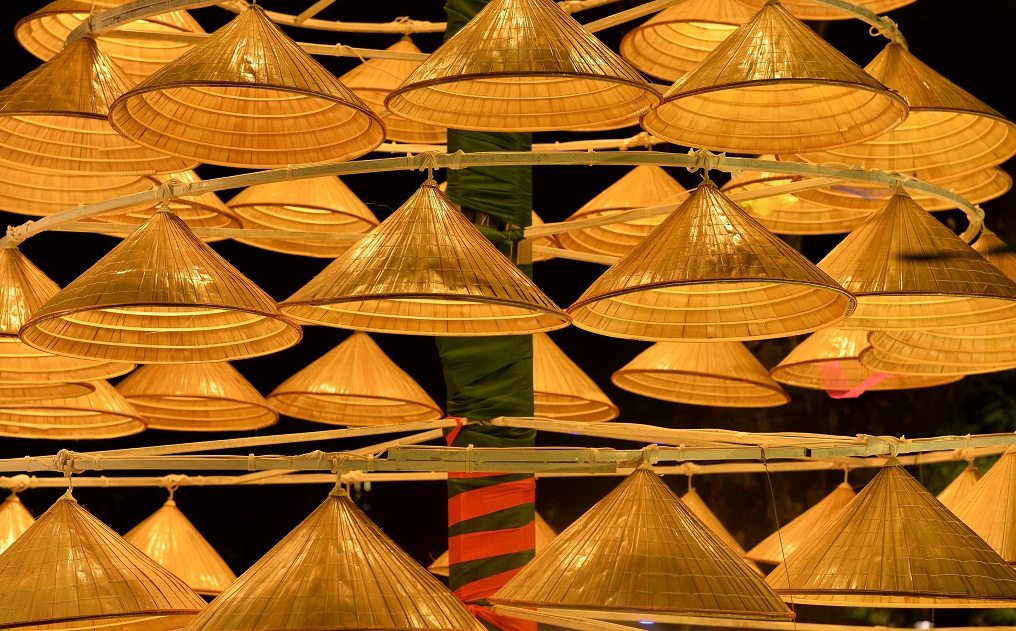 Trang trí nón lá Giáng sinh Hà Nội