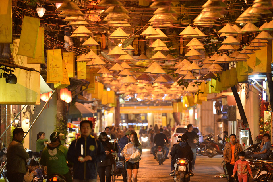 Thời gian gần đây, những chiếc nón lá truyền thống của Việt Nam đã trở thành tâm điểm chú ý của người dân và du khách khi tới Hà Nội. Trên phố Đào Duy Từ, khoảng 1.000 nón lá được treo đan xen với đèn lồng nghệ thuật tạo nên không gian ấn tượng.