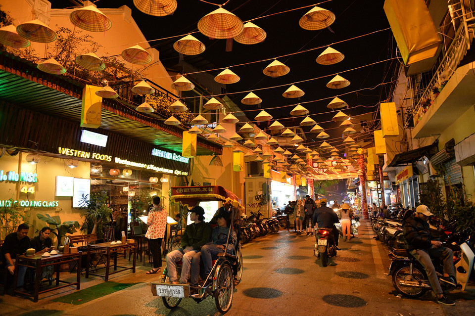 Chỉ dài khoảng 200 m, con phố nhỏ trở nên dịu dàng, thu hút rất nhiều du khách và bạn trẻ đến đây ngắm nghía và chụp ảnh check-in. Lê Thùy Dương, sinh viên một trường đại học trên địa bàn Hà Nội, cho biết sự thay đổi này khiến cô ấn tượng. "Mình cảm giác như đang ở Hội An", nữ sinh chia sẻ.
