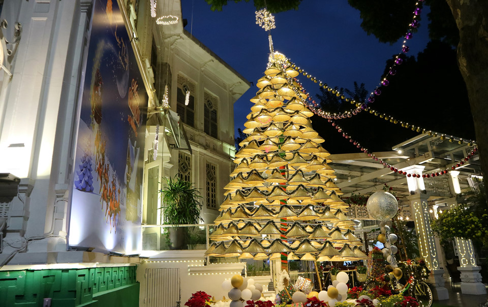 Cách đó khoảng 800 m, hơn 100 chiếc nón lá xếp thành cây thông Noel khổng lồ tại mặt tiền một nhà hàng ven hồ Gươm. Ngam non la dep la don Giang sinh tren pho Ha Noi hinh anh 9Ngam non la dep la don Giang sinh tren pho Ha Noi hinh anh 10 Bên trong mỗi nón lá, người ta lắp một bóng đèn. Trong đêm tối, cây thông Noel độc đáo tỏa sáng giữa phố phường Hà Nội.