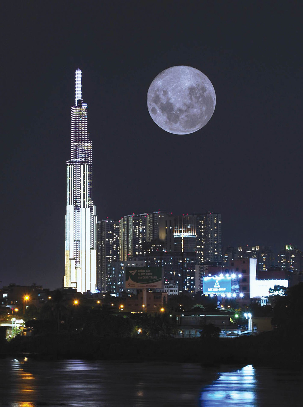 Trăng rằm tháng 3 bên tòa tháp Landmark 81 Skyview