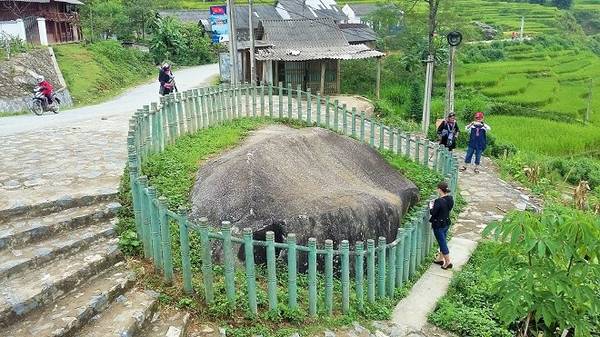 Du lịch Sapa tháng 9 - Tục thờ đá và Bãi đá cổ Tả Van