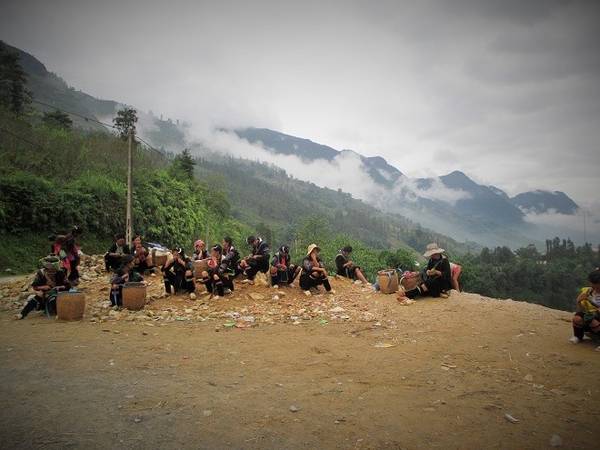 Du lịch Sapa tháng 9 - Phụ nữ H'Mong đan sợi tại thung lũng