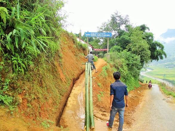 Du lịch Sapa tháng 9 - Thanh niên H'Mong chở đồ trên đường dốc