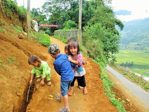 Du lịch Sapa tháng 9 - Em bé H'Mông nụ cười hồn nhiên