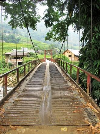 Cầu Lao Chải bắt ngang con suối nối liền hai đầu bản.
