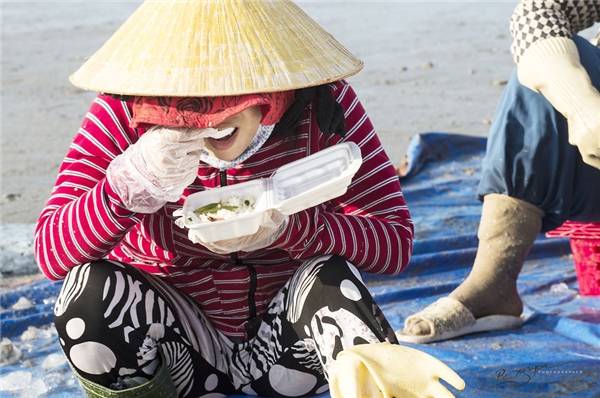 Khi mặt trời lên cao, khoảng 8 giờ sáng, mọi công việc tại cảng cá Long Hải hầu như đã xong