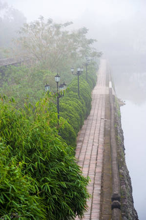 Đại Nội Huế mờ ảo trong sương sớm