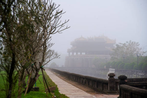 Ngọ Môn Huế đầu ngày mới.