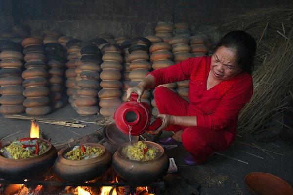Cách duy trì lửa khi kho cá kho Vũ Đại