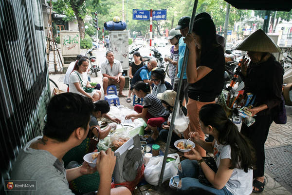 ngay-ha-noi-mat-troi-di-an-xoi-o-3-hang-via-he-cu-cham-chan-la-het-ivivu-1