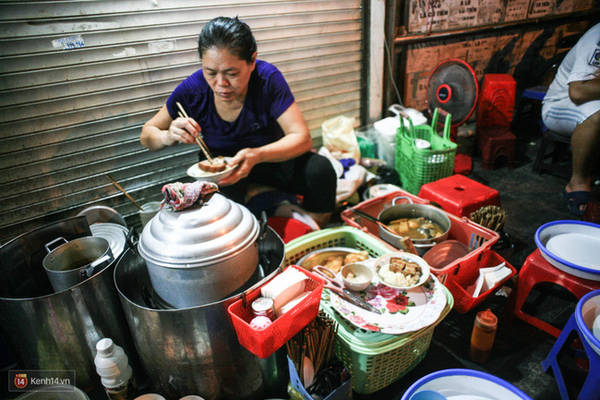 ngay-ha-noi-mat-troi-di-an-xoi-o-3-hang-via-he-cu-cham-chan-la-het-ivivu-11