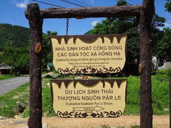 Suối nguồn Pâr Le thuộc xã Hồng Hạ, cách TP Huế khoảng 50km theo hướng quốc lộ 49, cách xã miền cao A Lưới 22km khi vừa đổ đèo A Co. Từ TP Huế, du khách chạy xe theo quốc lộ 49 và đổ đèo Tà Lương khoảng 5km là tới. Nếu đi từ A Lưới thì qua cầu Mỏ Quạ và đèo A Co là đến được địa điểm sinh thái. Khách đi nhóm nhỏ sẽ phải thuê sạp với giá 15.000 đồng một người. Nếu đi đông thì nên thuê cả sạp giá sẽ rẻ hơn.