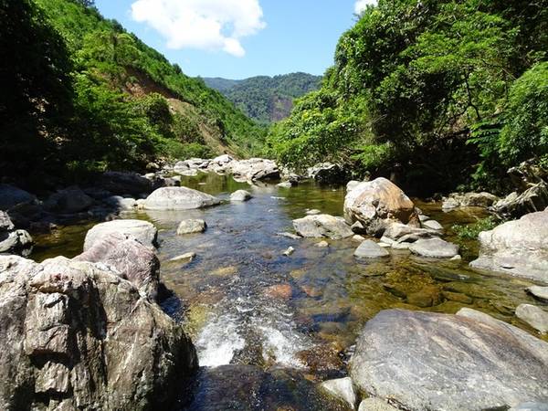 Từ cổng đến trung tâm khu du lịch chỉ khoảng 200m, từ xa du khách có thể nghe tiếng suối chảy róc rách và chim hót ríu rít. Du khách nhớ đổ đầy xăng vì trên đường rất khó tìm cây xăng, may mắn mới gặp vài hộ gia đình bán xăng lẻ ven đường. Ngoài ra, cũng đừng quên mang thuốc chống côn trùng và áo mưa đề phòng mưa bất chợt.